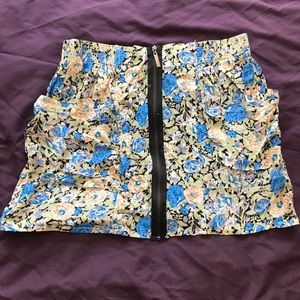 Floral skirt with pockets and zipper detail